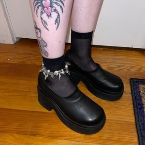 SOLD   🖤UNIF FLEX SHOE🖤